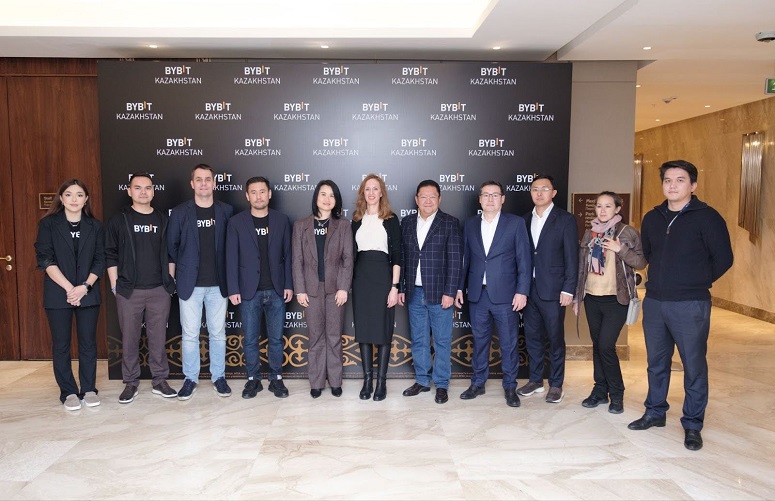 Групповое фото сотрудников Bybit